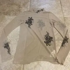 ★★ Ameri vintaベージュの長袖シャツ 黒の刺繍付き❤️お値下げ中