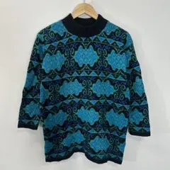 青と黒の幾何学模様ニットセーター