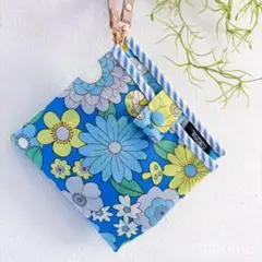 ぶら下げられる携帯ティッシュケース/レトロお花柄ブルー系/ハンドメイド