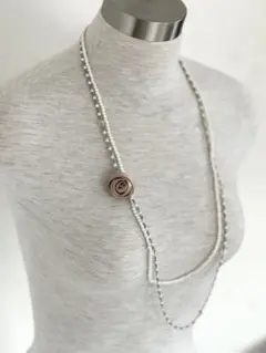 薔薇ブローチ付き パール風素材とビーズの2連ネックレス