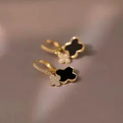 ブラックゴールド花型ピアス