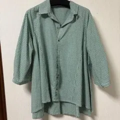 緑のチェック柄長袖シャツ
