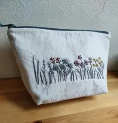 キナリの生地　お花の手刺繍　マチ付き　　　ファスナーポーチ　ハンドメイド