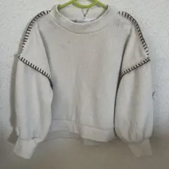 リブ編みクリーム色セーター