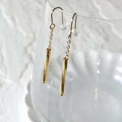 No1115日本製キラキラゴールドガラススティック揺れるピアス　316L