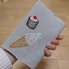 ハンドメイド　ブックカバーのサムネイル