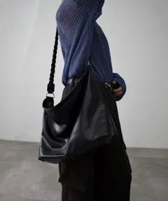 favclo. 編み込みレザーショルダーバッグ　ブラック A4サイズ可　黒