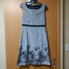 ○グレーの刺繍入りパーティードレス