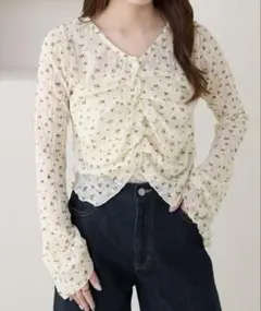 花柄フレアスリーブクロップドトップスのサムネイル