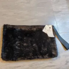 ✨定価3990円✨earth タグ付き未使用ブラック フェイクファークラッチ