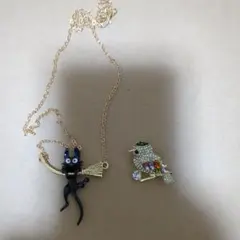 黒猫ネックレスとカラフルな鳥ブローチセット