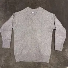 GU Vネックセーター