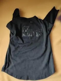 黒いエンボスロゴTシャツ