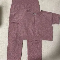 ストレッチ素材のヨガウェアセット