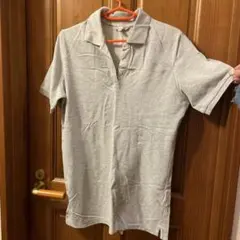 半袖　グレーのポロシャツ