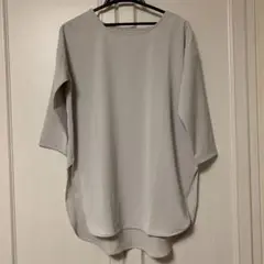 ベージュ 長袖 トップス 裾ラウンド型
