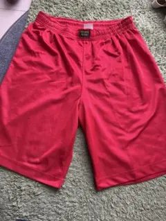 赤いバスケットボールパンツ