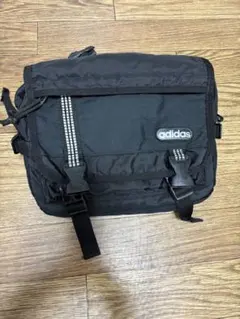 adidas ボディバッグ ブラック 反射ストライプ