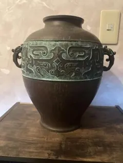 装飾的な金属製花瓶