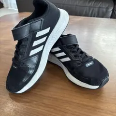 adidas キッズ　シューズ　21.5センチ