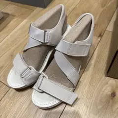 ホワイトウェッジサンダル ストラップ付き