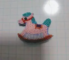 ハンドメイドビーズ刺繍ブローチ　木馬