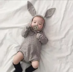 ウサギ耳付きドットロンパース