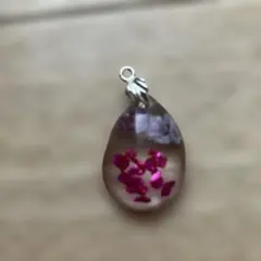 かすみ草ピンクラメのレジンペンダントトップ