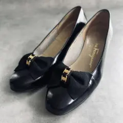 Salvatore Ferragamo 3連ミニヴァラリボン パンプス