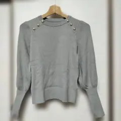 グレー / ボタン付きリブニット