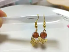 No.1040  茶色ガラスビーズと蝶のピアス