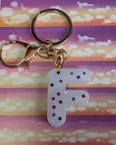 レジン・ホワイトの星柄 イニシャルキーホルダー【F】