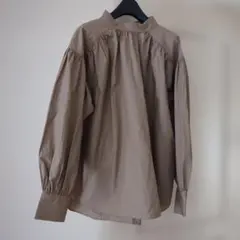 ベージュ スタンドカラー 長袖シャツ