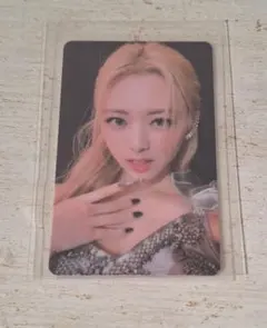 itzy ユナ 直筆サイン入りチェキ Checkmate トレカ　特典 itzy ユナ 特典 トレカ サイン Checkmate ステッカー - メルカリ