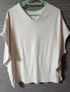 超メルカリ市価格　Ｖネック半袖　春夏服