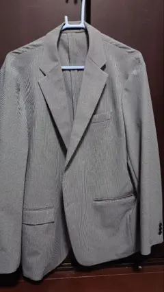 グレーのテーラードジャケット