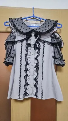 オフショルダー フリルシャツ ベージュと黒