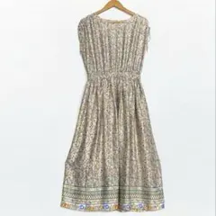 Vネックにクラシカルレトロな小花柄のひらひらロングフレアワンピース