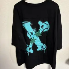 黒のTシャツ 青いロゴ デザイン