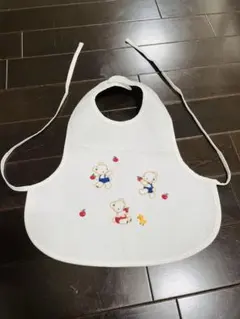 familiarクマ刺繍スタイ ホワイト