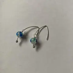 青と白のガラス フックピアス