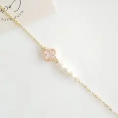 クローバーチャームと3連パールのブレスレット（ピンク）＊ハンドメイド