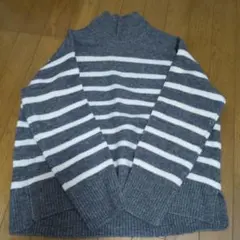 グレーとホワイトのストライプニットセーター