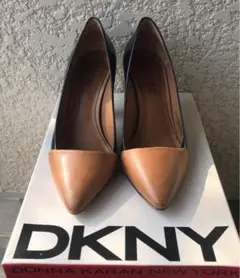 DKNYヒールパンプス(ベージュとネイビーバイカラー)