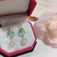 新品未使用 グリーンブロック玉 揺れるオーロラ玉ピアス