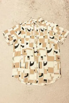 幾何学模様 半袖柄シャツ ベージュ Mサイズ
