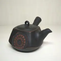 更紗常滑焼 稲葉石水 造 黒泥茶注 黒泥丸型急須 土瓶 共箱 共布 栞新品 更紗様専用常滑焼 稲葉石水 造 黒泥茶注 黒泥丸型急須 土瓶 共箱