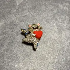 ハートを届ける猫ブローチ