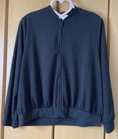 ALPHA CUBICの黒前あきチャック付きカーディガン