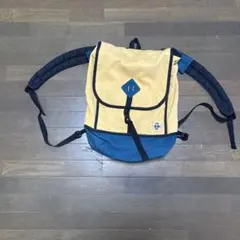 ベージュと青のリバーシブルリュックのサムネイル